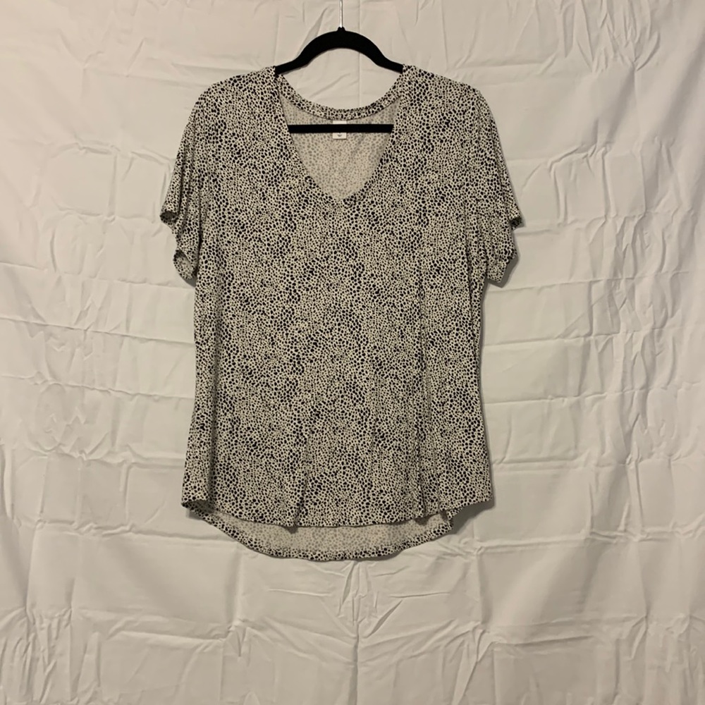black and white v-neck T-shirt